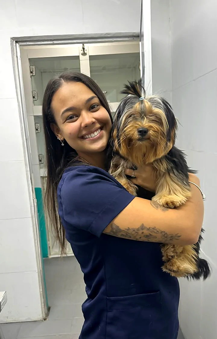 Colaboradora abraçando um yorkshire