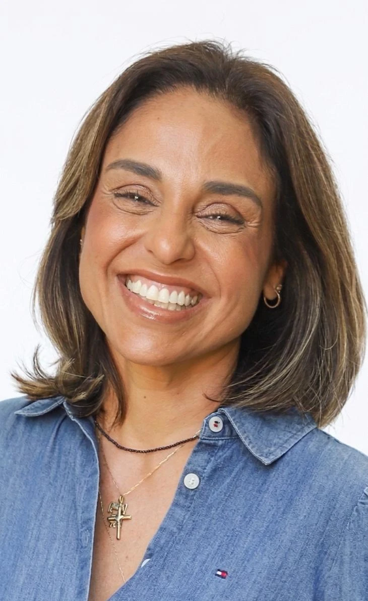 Dra. Caroline Keffer sorrindo, retrato em fundo claro